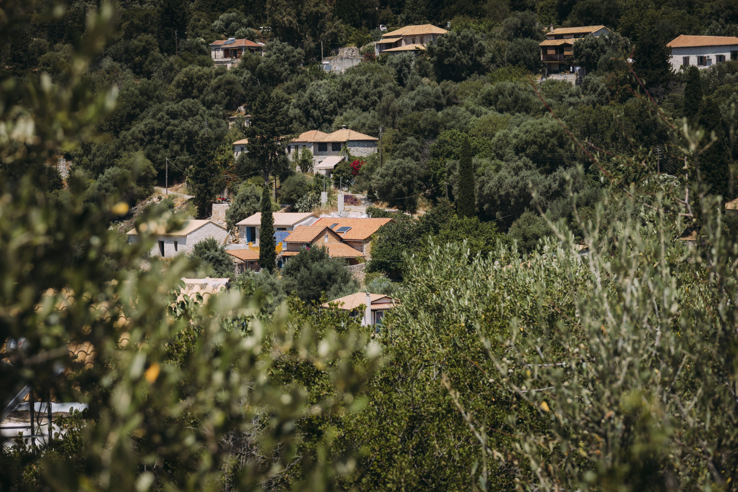 Blick auf das Bergdorf Neochori über der Bucht von Vlicho, Lefkada