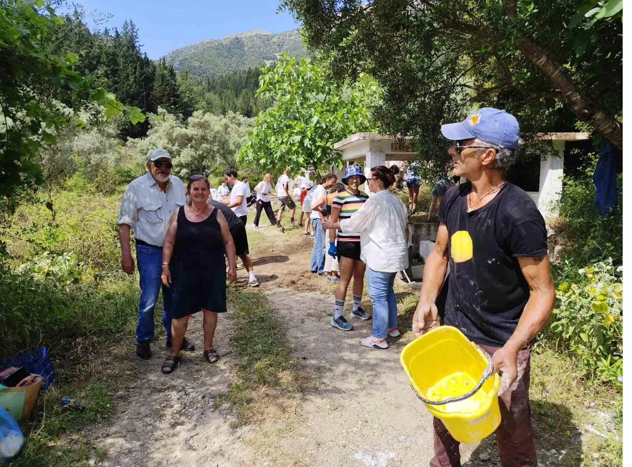 Volunteers cleaning the Melanydros spring in Neochori (1)