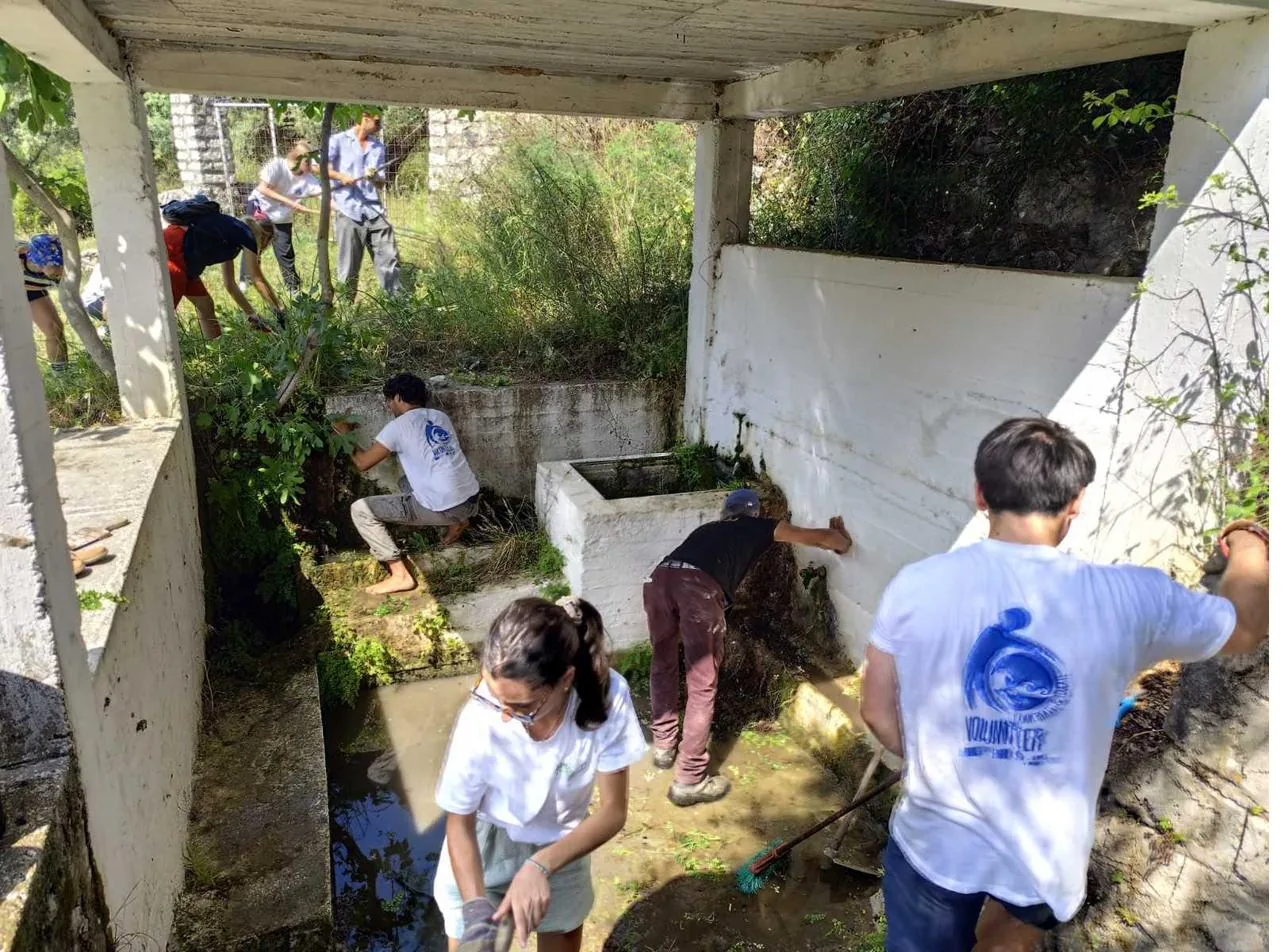 Volunteers cleaning the Melanydros spring in Neochori (2)
