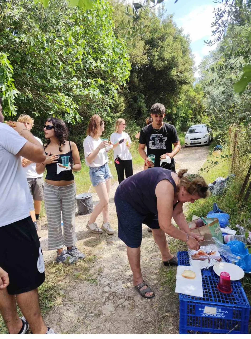 Volunteers cleaning the Melanydros spring in Neochori (3)