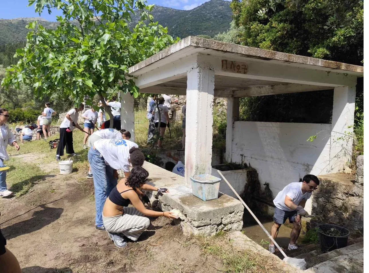 Volunteers cleaning the Melanydros spring in Neochori (4)