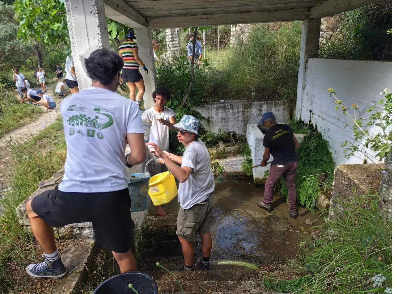 Volunteers cleaning the Melanydros spring in Neochori (5)