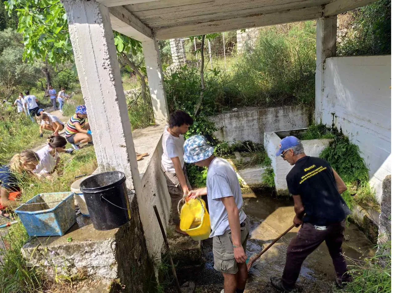 Volunteers cleaning the Melanydros spring in Neochori (6)