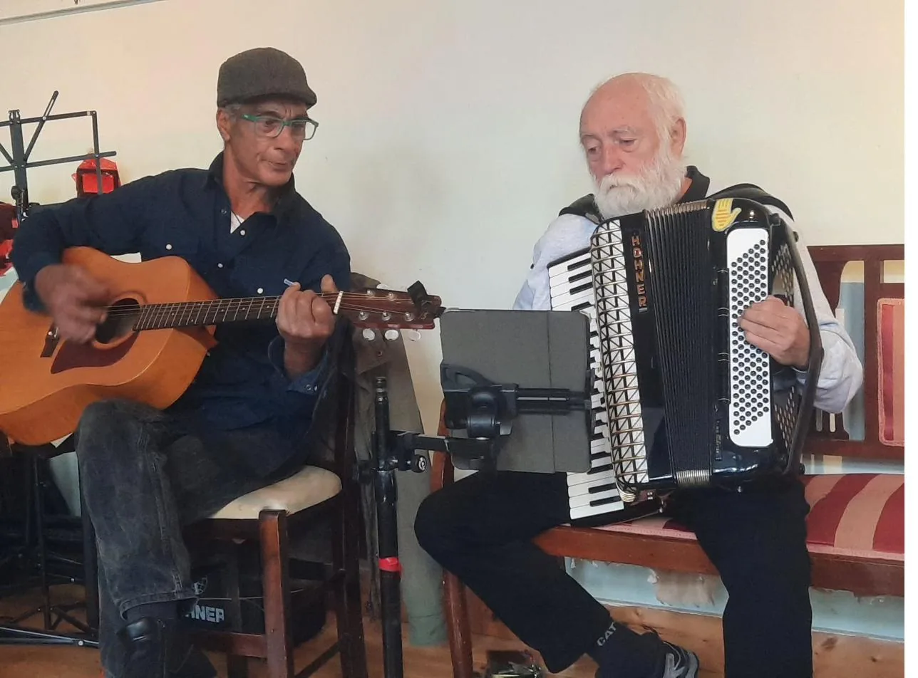 Impression from the musical evening with Helmut Strack in Neochori and Agios Petros (1)