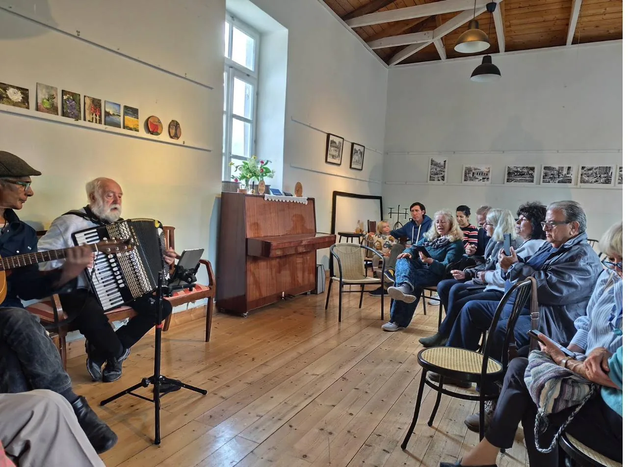 Impression from the musical evening with Helmut Strack in Neochori and Agios Petros (2)