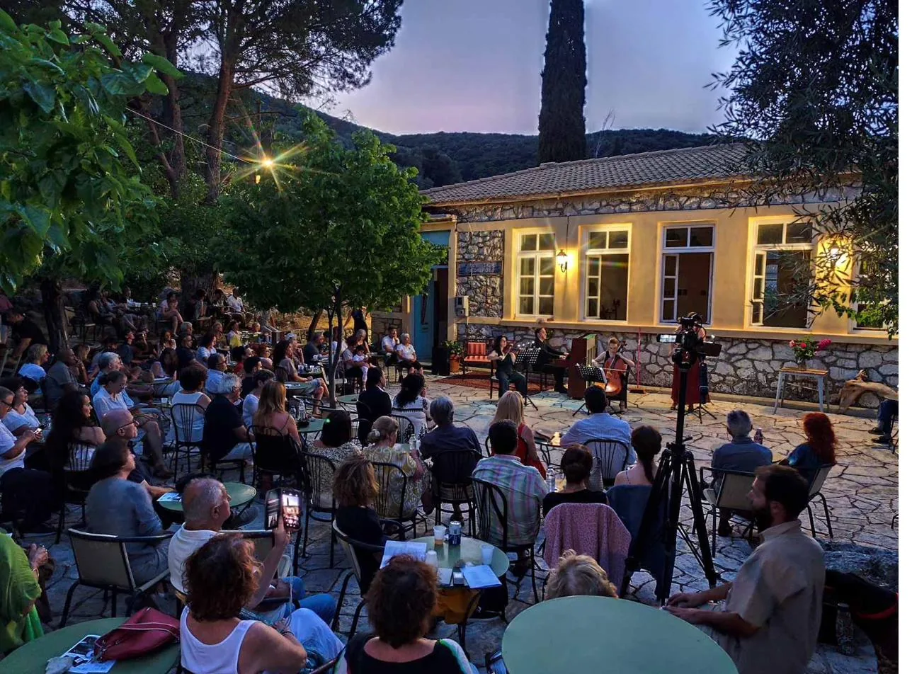 Impression from the Sea Pictures concert at the old school in Neochori (2)