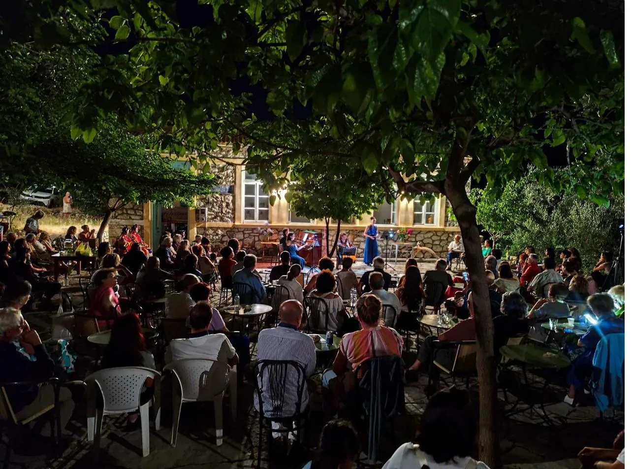 Impression from the Sea Pictures concert at the old school in Neochori (4)