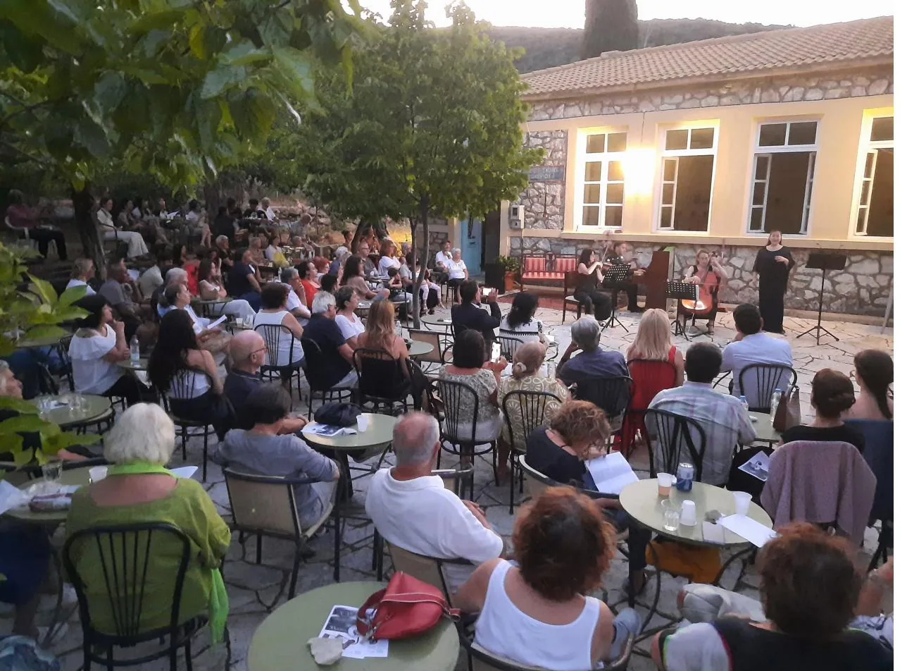 Impression from the Sea Pictures concert at the old school in Neochori (5)