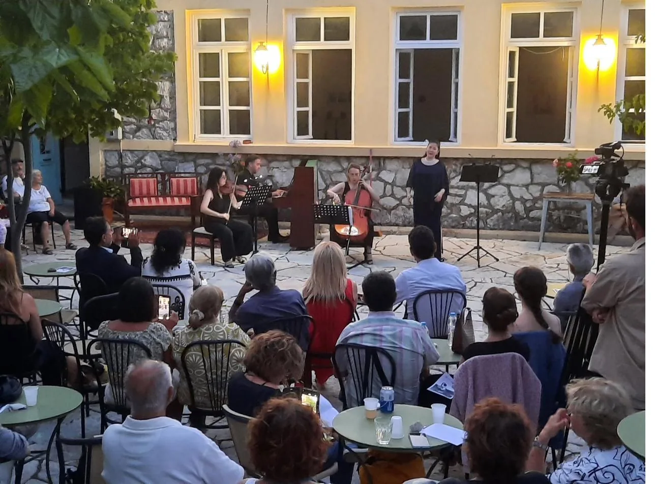 Impression from the Sea Pictures concert at the old school in Neochori (6)